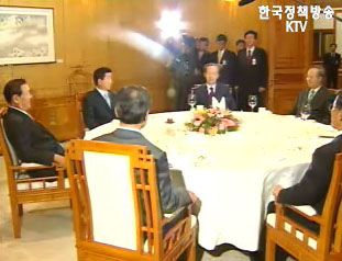 노무현 대통령 `쌀 비준안 신속처리로 국정 진전` 이미지