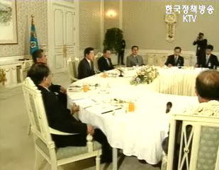 노무현 대통령 - 박근혜 대표 정국현안 회담 이미지
