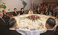 노무현 대통령, 제54주년 6·25전쟁 참전용사 위로연 참석 이미지