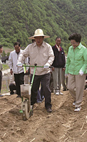노무현 대통령, 충북 한드미마을 농촌체험 이미지