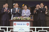 노무현 대통령, 해군 대형 수송함 독도함 진수식 참석 이미지