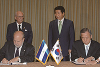 노무현 대통령, 엔리케 볼라뇨스 니카라과 대통령과 경제개발협력기금 약정 체결식 임석 이미지