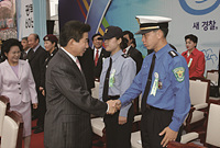 노무현 대통령, 제60주년 경찰의 날 기념식 참석 이미지