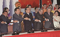 노무현 대통령, 제9차 ASEAN+3 정상회의 정상선언문 서명식 세리머니 참석 이미지