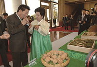 노무현 대통령, 임업인 초청 행사에서 ‘우리숲 임산물 전시품’ 관람 이미지