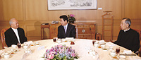 노무현 대통령, 정진석 추기경(왼쪽) 서임 축하 오찬 참석 이미지