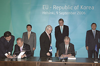 노무현 대통령, 제6차 ASEM 정상회의 참석·EU 의장국인 핀란드의 마티 반하넨 총리와 한·EU 협정서명식 임석 이미지
