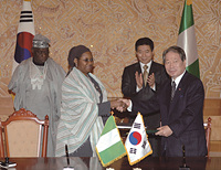 노무현 대통령, 올루세군 오바산조 나이지리아 대통령과 협정서명식 임석 이미지