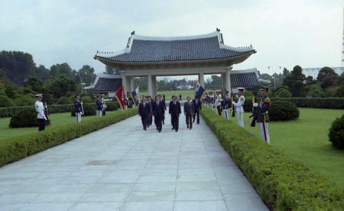 김상협 국무총리서리 국립묘지 및 고 박정희 대통령 묘소 참배 이미지