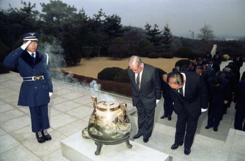 김정렬 국무총리 및 전 국무위원 이승만 박사 묘소 참배 이미지