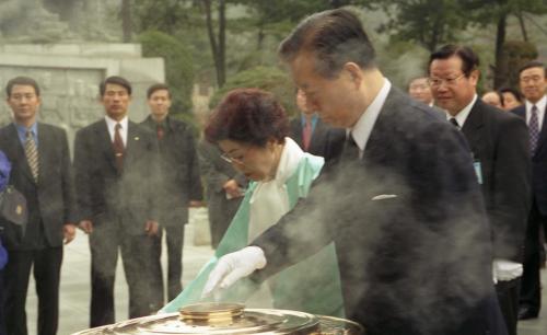 15대 김대중 대통령 당선자 국립묘지 참배 이미지