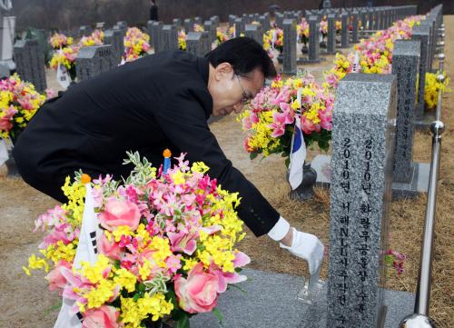 이명박 대통령 천안함 용사 2주기 묘역 및 국립대천현충원 참배 이미지