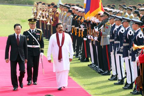 이명박 대통령 라자팍세 스리랑카 대통령 공식방문 환영식 이미지
