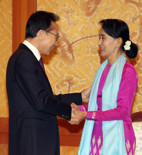 이명박 대통령 미얀마 아웅산 수치 여사 접견 이미지