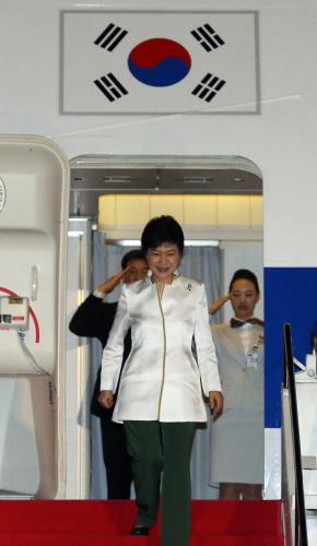 박근혜 대통령 자카르타 할림공항 도착 이미지