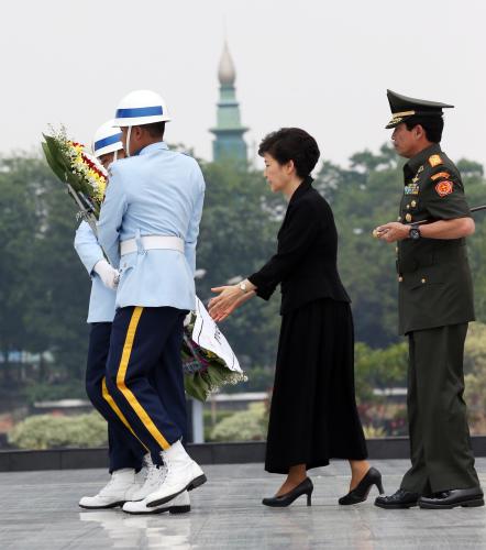 박근혜 대통령 인도네시아 영웅묘지 헌화 이미지