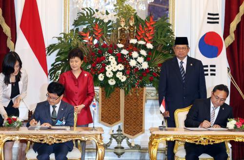 박근혜 대통령 한·인도네시아 산림 휴양 및 생태관광 개발 양해각서 체결 임석 이미지