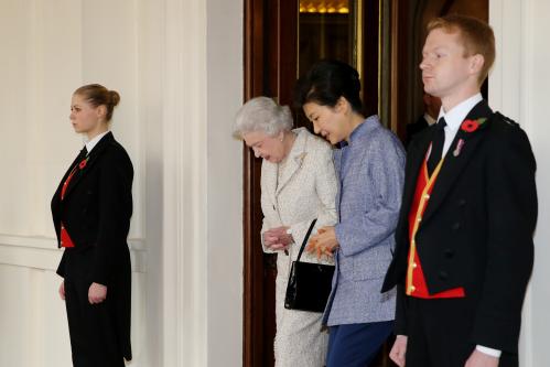 박근혜 대통령 영국 여왕과의 작별인사 이미지