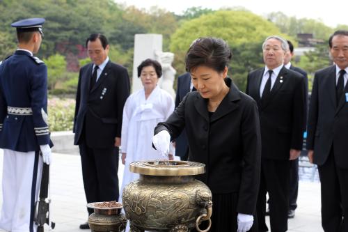 박근혜 대통령 국립 4.19 민주묘지 참배 이미지