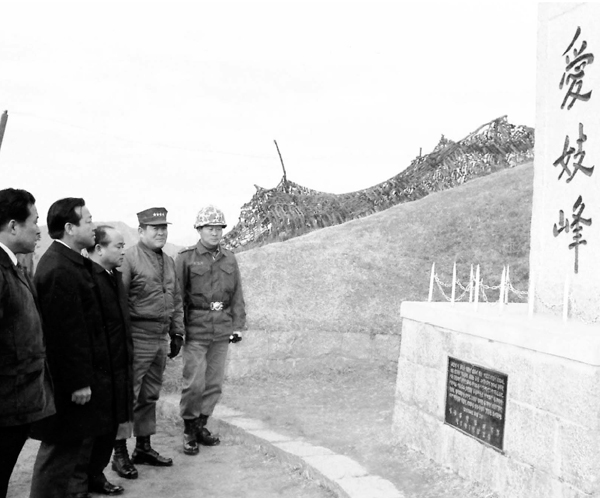 김종필 국무충리 경기 김포 해병 5여단 전방경계초소 시찰 이미지