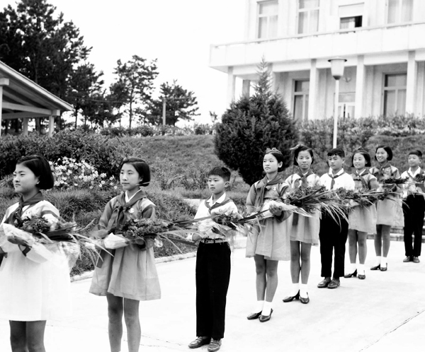 평양에서 열린 제1차 남북적십자 본회담에 앞서 남측 대표단을 환영하는 북측 학생들 이미지