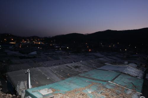 구룡산 밑에 판자촌인 구룡마을 동트는 모습 이미지