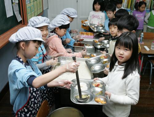 광남초등학교 3학년 1반의 급식시간 이미지