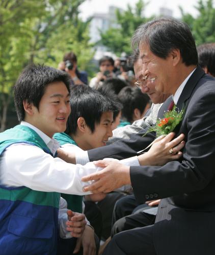 스승의 날을 앞두고 카네이션 과 감사엽서 등 전달 이미지