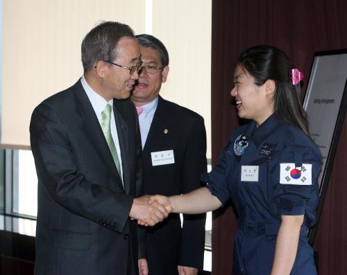 반기문 유엔 사무총장 한국 우주인 유엔기 반환 행사 이미지