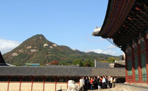 경복궁에서 본 북악산과 인왕산 이미지