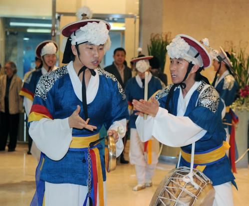 유인촌 장관 명동예술극장 집들이 행사 참석 이미지