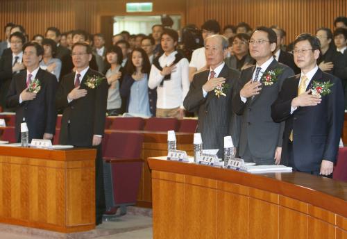 유인촌 장관 콘텐츠산업 육성전략 및 정책방향 국회 세미나 참석 이미지