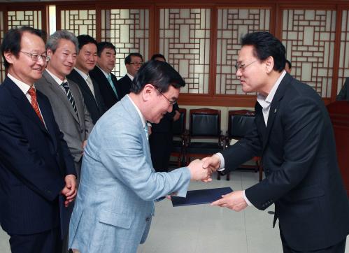 유인촌 장관 외국인관광객 유치 우수여행사 지정증 수여식 참석 이미지