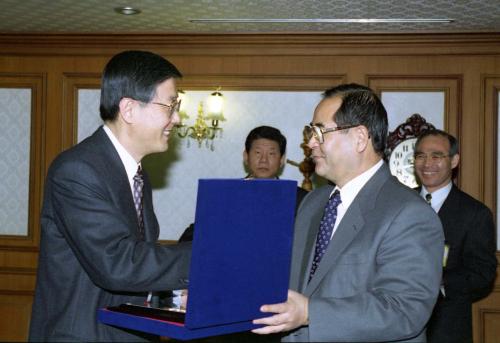 이수성 국무총리 구본영 경제협력개발기구(OECD) 대사 서훈 이미지