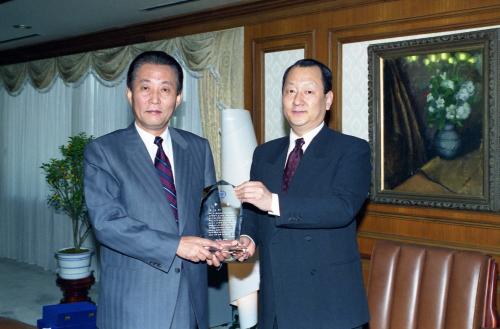 고건 국무총리 유영구 명지대학교 이사장에게 감사패 전달받음 이미지