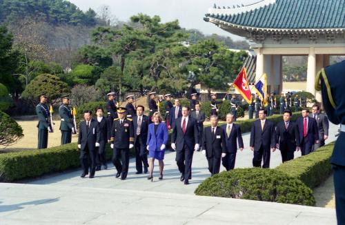 엘 고어 미국 부통령 방한 국립묘지 참배 이미지