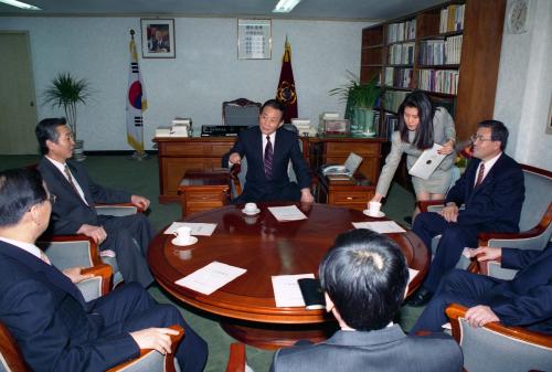 고건 국무총리 광복회관 방문 이미지