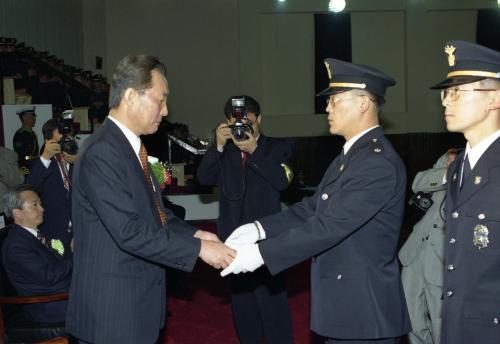 고건 국무총리 제45기 경찰간부후보생 졸업식 참석 이미지