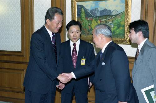 고건 국무총리 일본 방위청 장관 접견 이미지