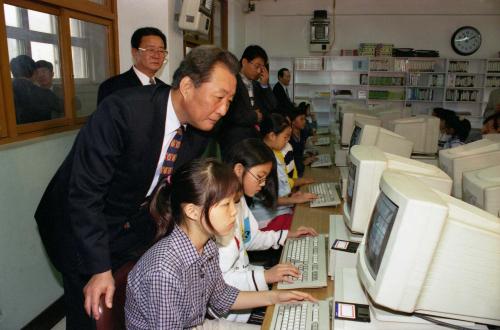 고건 국무총리 창천초등학교 방문 및 은사와 오찬 이미지