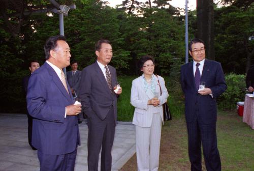 고건 국무총리 국회상임위원장과 만찬 및 기념촬영(왼쪽부터 이긍규, 신경식, 이세기, 고건 국무총리, 강창희, 손세일 의원) 이미지