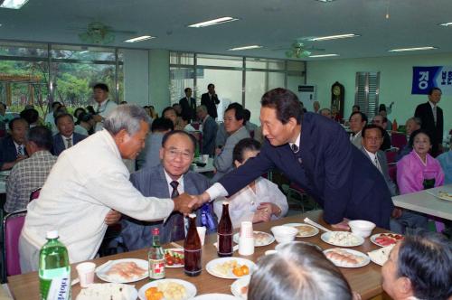 고건 국무총리 보훈원 양로, 양육시설 입주행사 참석 이미지