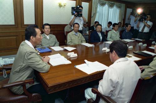 고건 국무총리 쓰레기대책 관계장관회의 주재 이미지