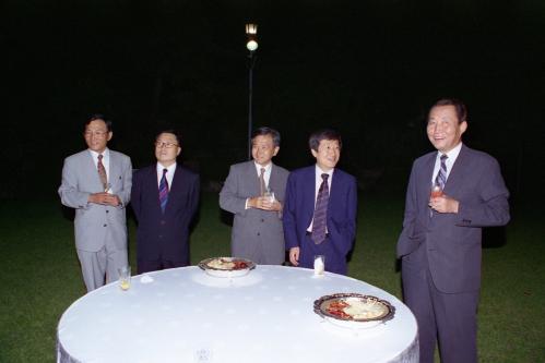 고건 국무총리 서울대학교 정치학과 포럼 참석자 만찬, 기념촬영 이미지