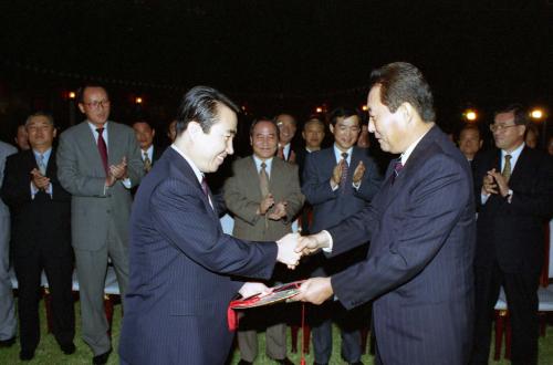 고건 국무총리 확대 간부회의 주재 및 이기호 전 행정조정실장 감사패 수여식(기념촬영) 이미지