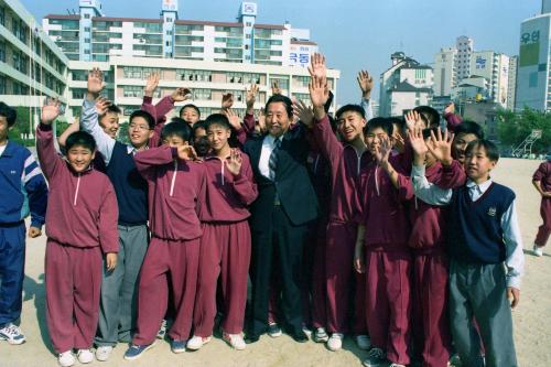 고건 국무총리 신양중학교 방문 그린포스트카드 전달 이미지