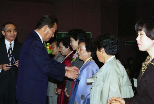 고건 국무총리 1997년 여성자원봉사자 대회 참석 이미지