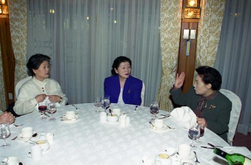 고건 국무총리 부인 조현숙 여사 이화여자대학교 동창과 오찬, 기념촬영 이미지