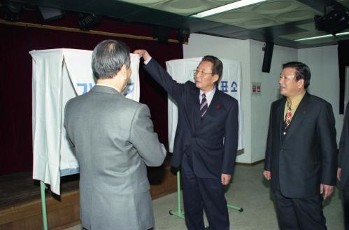 고건 국무총리 중구 명동사무소, 종로 청운동사무소 투표소 순시 이미지