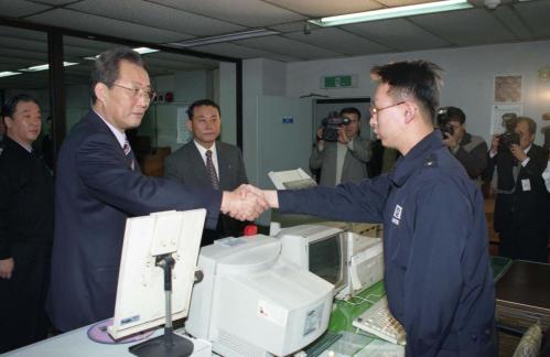 고건 국무총리 경찰청 선거상황실 순시 이미지